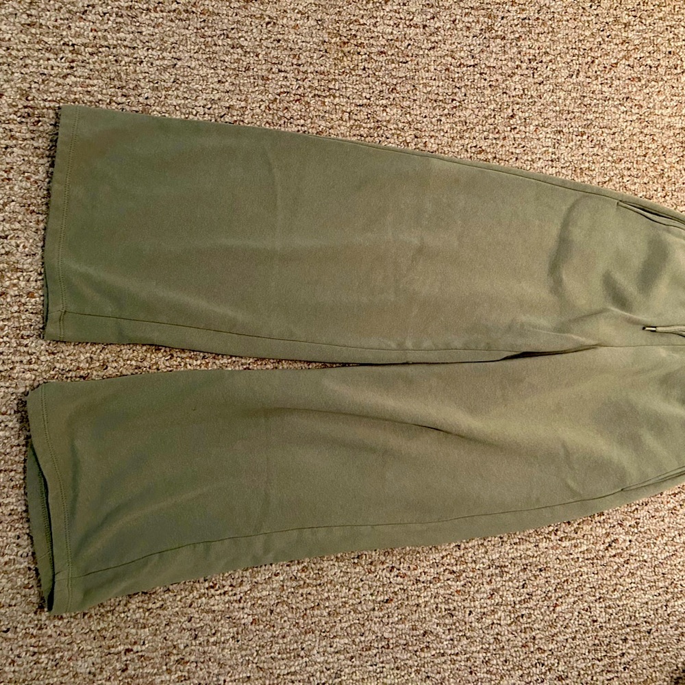 H & M sweatpants open bottom slight piling in back